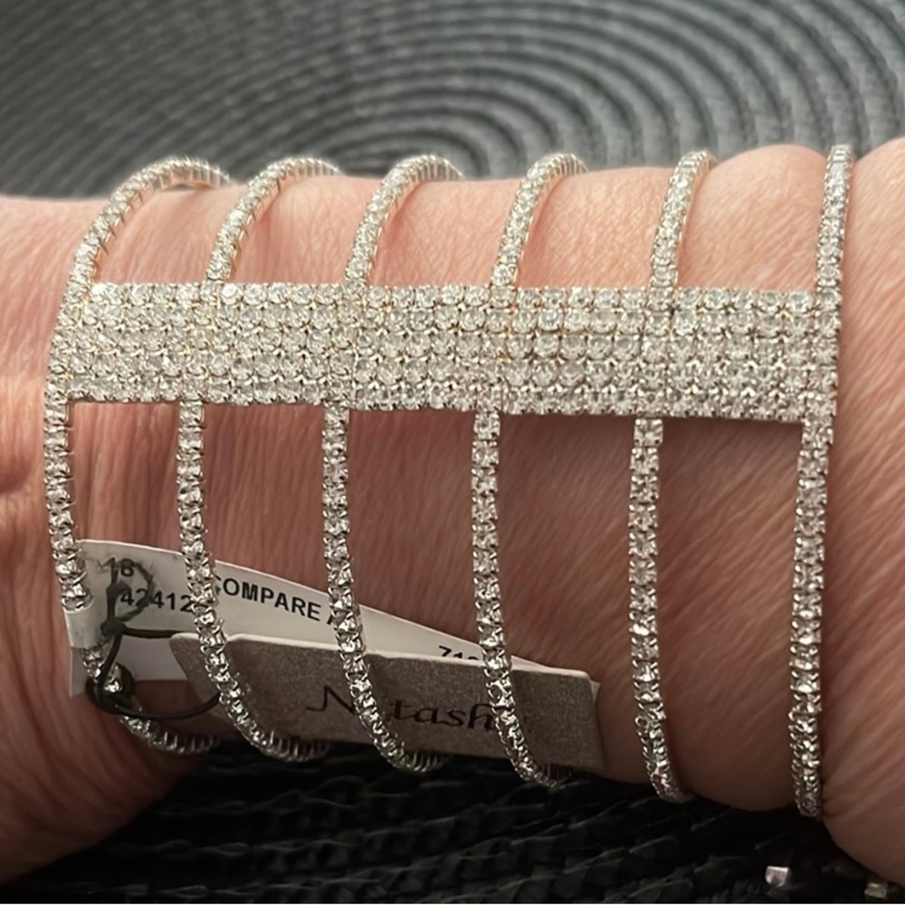 READY TO SHINE WITH THIS SEXY SILVER BRACELET WITH RHINESTONES